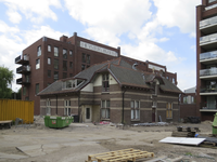 907259 Gezicht op het voormalig dienstgebouw bij de Cereolfabriek aan de Everard Meijsterlaan te Utrecht, met op de ...